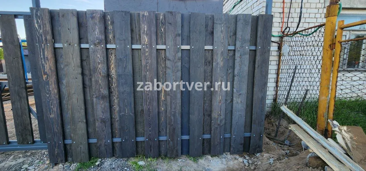 Фото забора из брашированной доски покрытой маслом